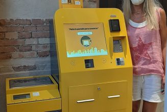 Correos instala una “máquina autoservicio” para el depósito de paquetes en la oficina principal de Málaga