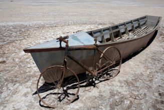 El segundo lago más grande de Bolivia se convierte en un desierto (y expertos creen que ya no hay vuelta atrás)