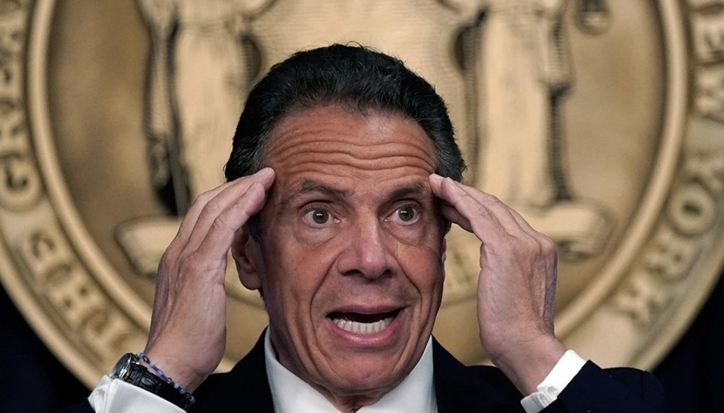 Cuomo deja la gobernación de Nueva York y alega que fue víctima de «un petardo político»