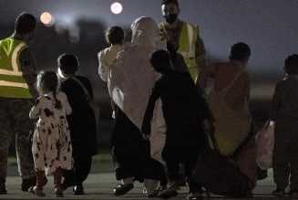 Biden anunció que se ceñirá a la fecha límite para el retiro de tropas y citó «amenazas» terroristas