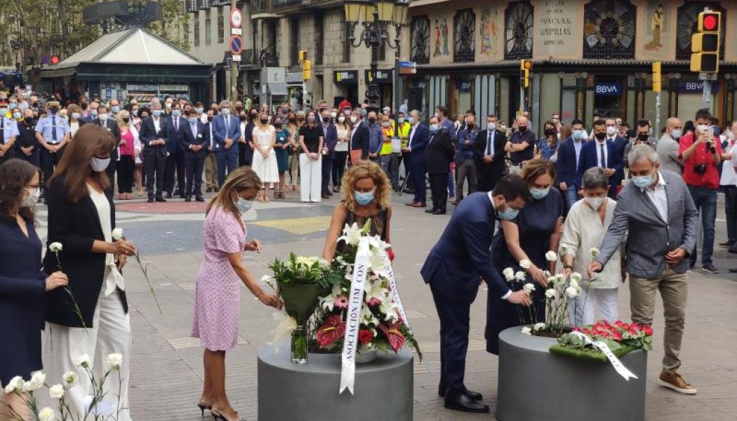 Barcelona rinde homenaje a las víctimas de los atentados terroristas en Cambrils y La Rambla