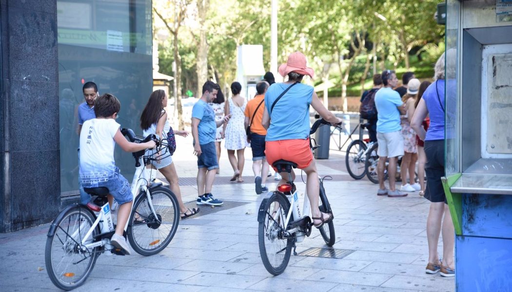 La DGT inicia en Málaga una campaña de vigilancia a bicicletas y vehículos de movilidad personal en las aceras