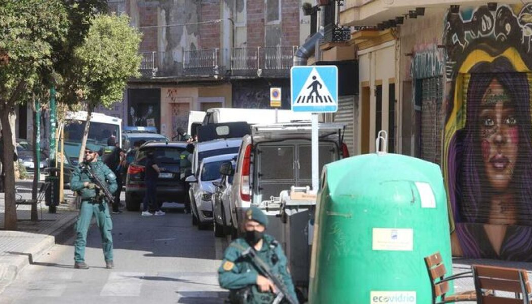 Dos detenidos en una operación de la Guardia Civil en Málaga contra el terrorismo yihadista donde se habrían practicado registros en viviendas.