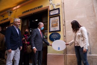 Ayuntamiento homenajea a Chiquito de la Calzada con una placa del plan ‘Málaga hace historia’ en el bar Chinitas