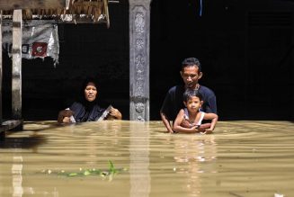 Dos niños muertos y 24.000 personas evacuadas por inundaciones en Indonesia