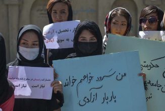 En Kabul, talibanes reprimieron con gases a mujeres que pedían poder trabajar y estudiar