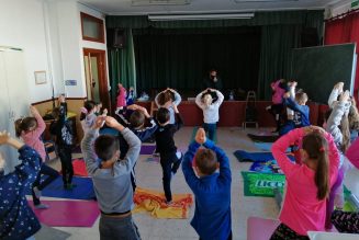 Más de 1.400 menores participan en talleres educativos de teatro y yoga en centros educativos