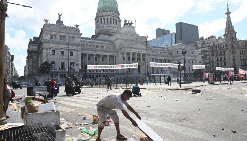 Manifestantes contra el FMI apedrean el Congreso argentino mientras debatían los diputados