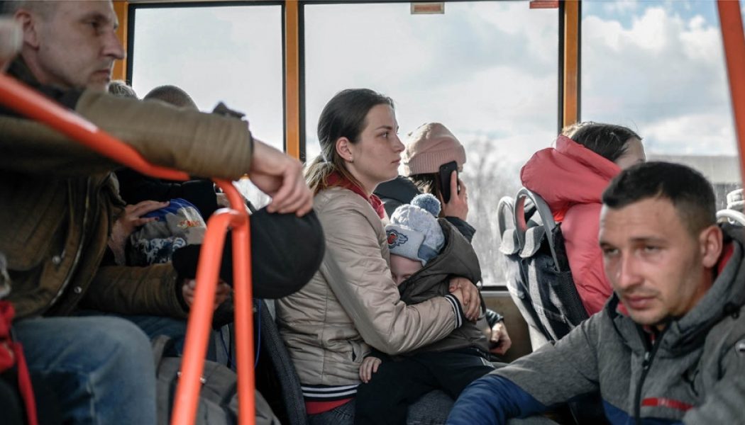 Ucrania acelera las evacuaciones de civiles en el este antes de esperada ofensiva rusa