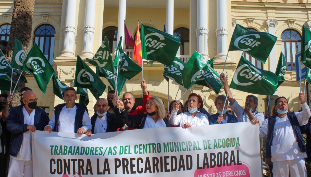 CSIF Málaga se concentra contra la pérdida de derechos laborales del personal de limpieza del albergue municipal