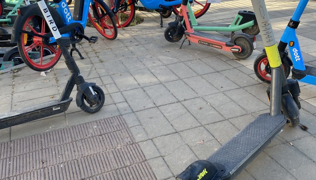 El PSOE denuncia la ocupación ilegal de la vía pública de patinetes y bicicletas de alquiler en toda la ciudad tras la pandemia