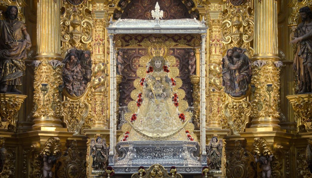 La Virgen del Rocío ya viste de Reina para la romería del «reencuentro»