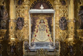 La Virgen del Rocío ya viste de Reina para la romería del «reencuentro»