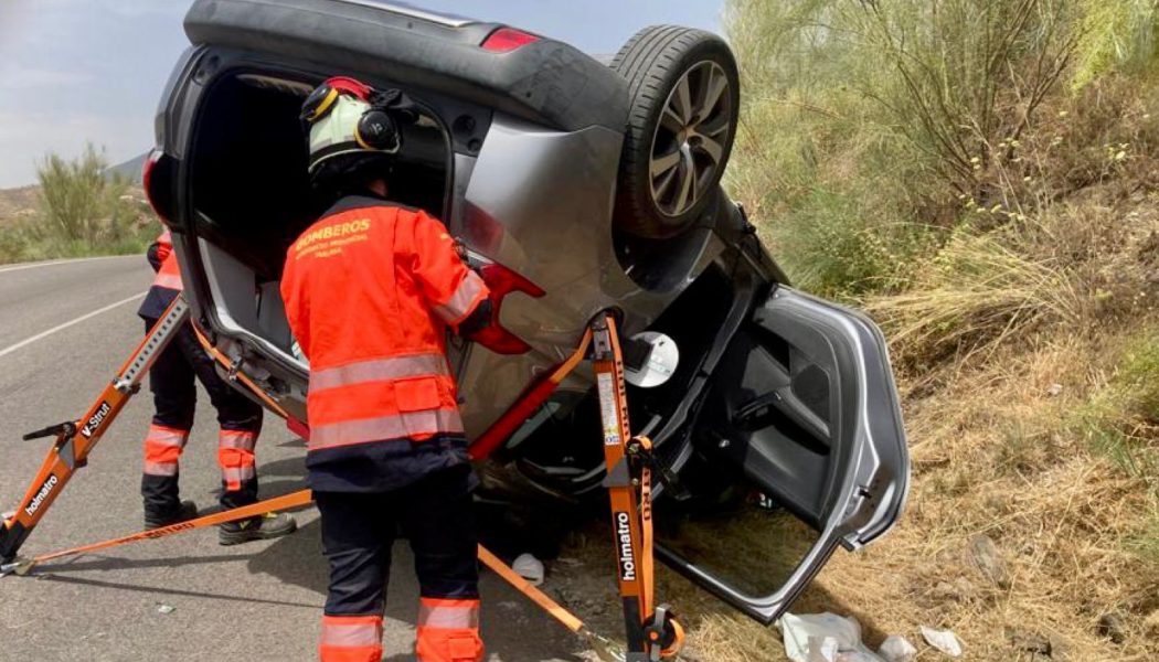 Bomberos de la Diputación excarcela a una persona atrapada en un vehículo accidentado en La Viñuela