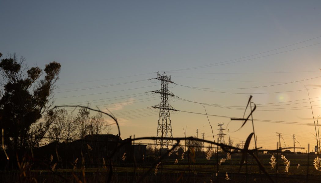 El precio de la luz sube este lunes un 10,7%, hasta los 423,36 euros/MWh