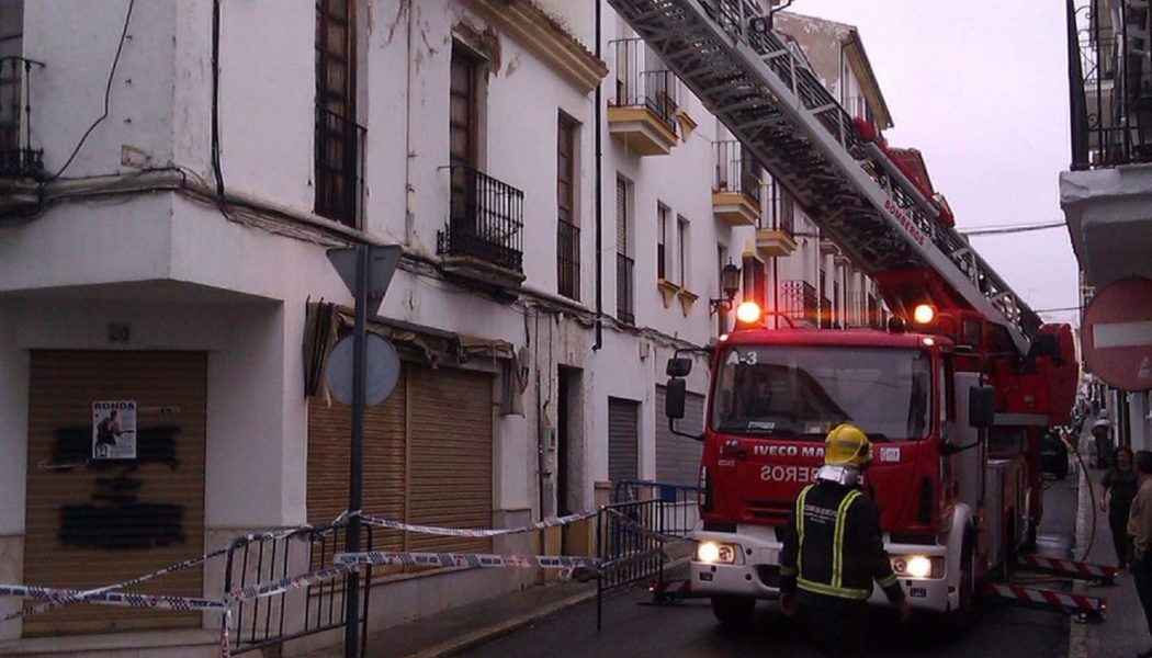 Desalojados tres bloques de pisos en Ronda por un incendio