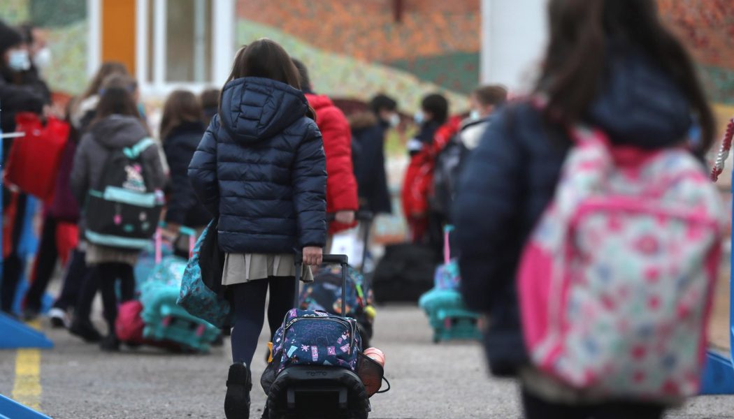 El curso escolar comienza un poco más tarde, a excepción de Cataluña, marcado por la LOMLOE y sin protocolos Covid-19