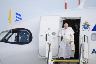 El Papa viaja hoy Kazajistán para fortalecer lazos con la minoría católica y reunirse con líderes religiosos