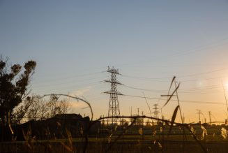 El precio de la luz baja este viernes un 1,37%, hasta los 112,89 euros/MWh