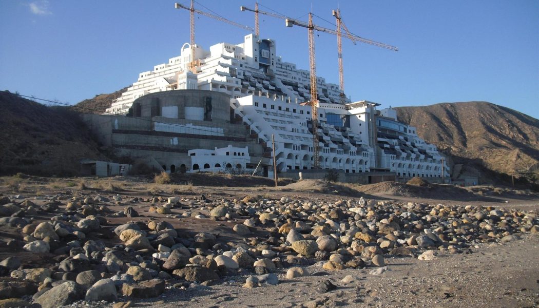 El Supremo decide este miércoles si ordena el derribo del hotel del Algarrobico