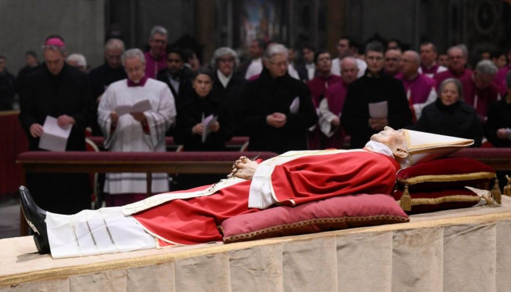 Centenares de personas visitan la capilla ardiente de Benedicto XVI