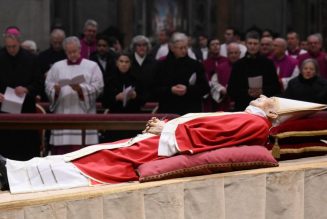 Centenares de personas visitan la capilla ardiente de Benedicto XVI