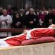 Centenares de personas visitan la capilla ardiente de Benedicto XVI