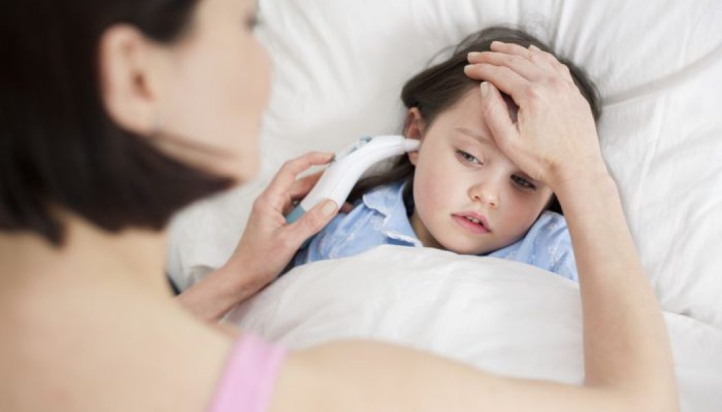 Uno de cada tres padres da a los niños medicamentos para reducir la fiebre innecesariamente, según un estudio