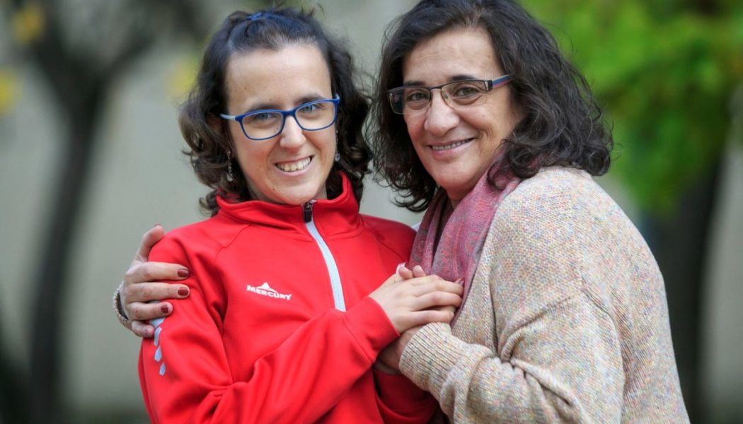 La doble batalla de una madre y su hija contra el cáncer y los prejuicios sobre la discapacidad