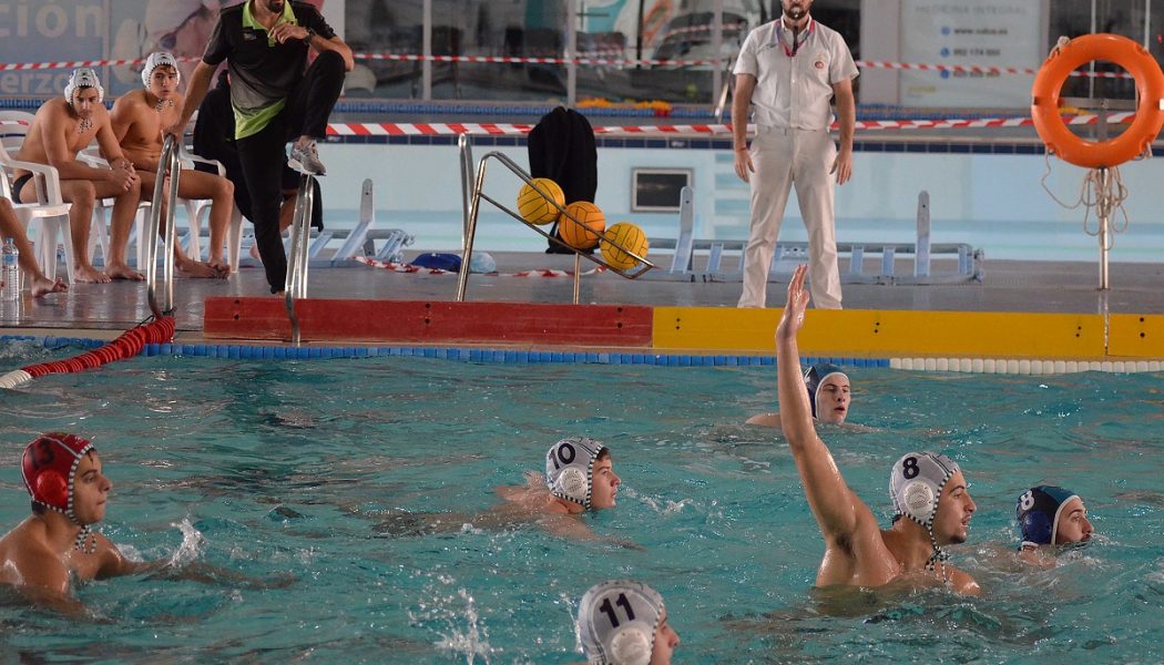 El Waterpolo Málaga impone su ley en el inicio de la lucha por la permanencia