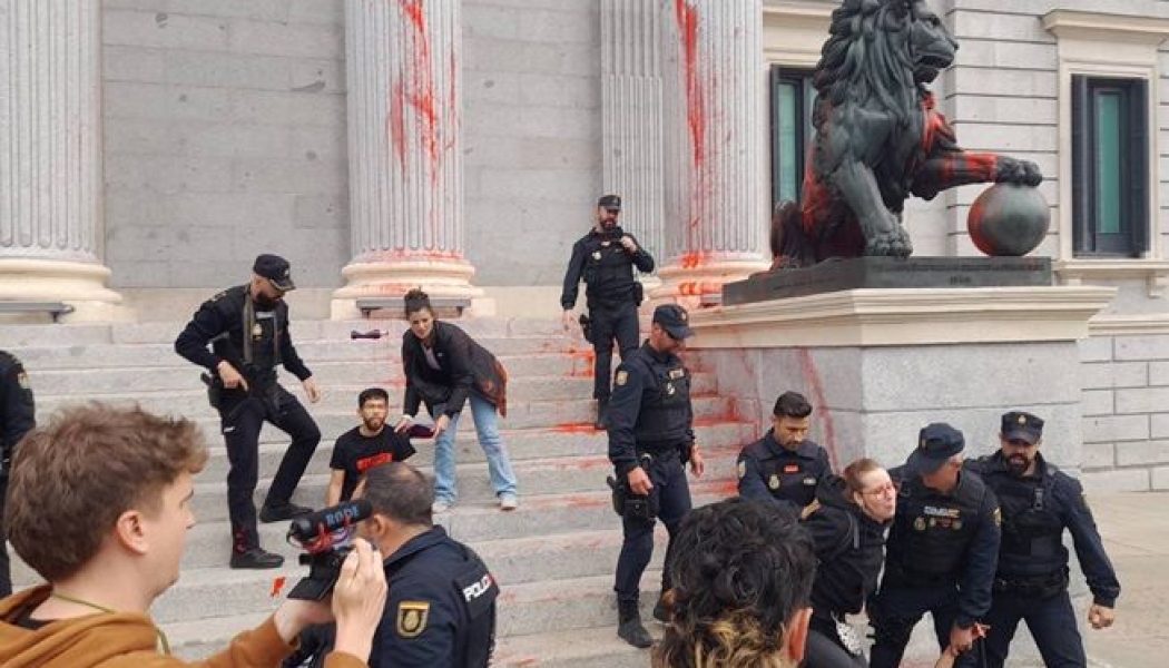 Piden justicia climática” arrojando ‘pintura’ roja en la fachada del Congreso