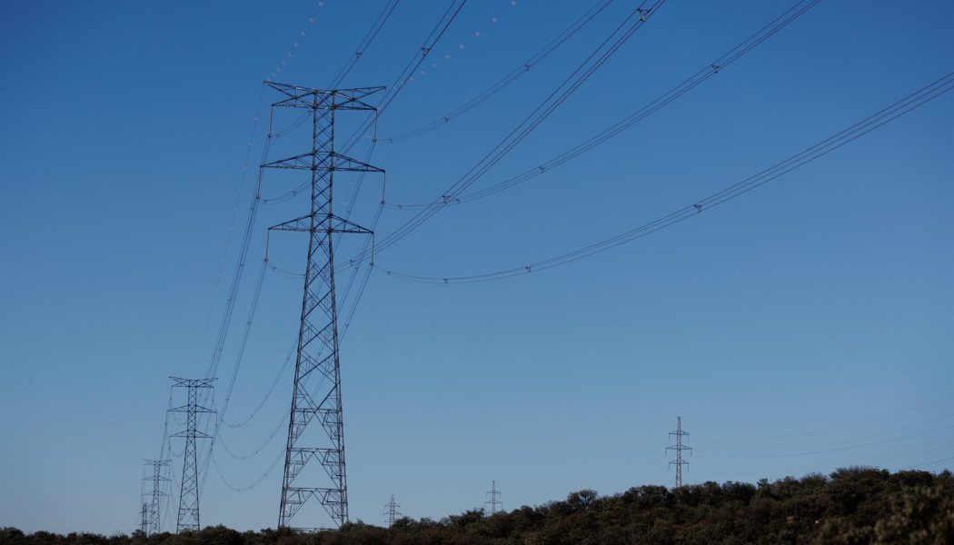 El precio de la luz se dispara este miércoles un 85% y supera los 100 euros/MWh