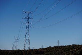 El precio de la luz se dispara este miércoles un 85% y supera los 100 euros/MWh