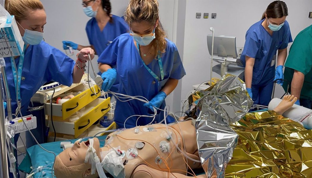 El Regional de Málaga entrena a profesionales de la UCI en el transporte ECMO de adultos