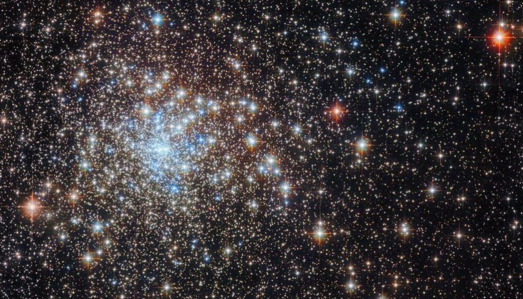 Hubble se asoma a un cúmulo estelar reluciente