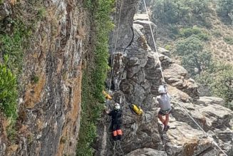 Rescatan a dos personas atrapadas en la tirolina de El Hacho, en Gaucín