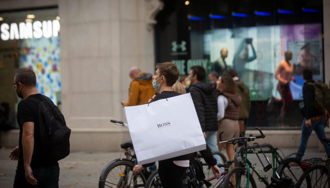 Los consumidores jóvenes mantienen su gasto a pesar de la inflación, según Aecoc