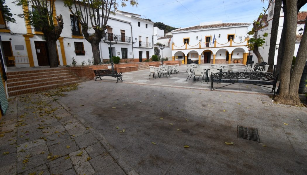 Benadalid finaliza la renovación del entorno de la Plaza Beni al Jali