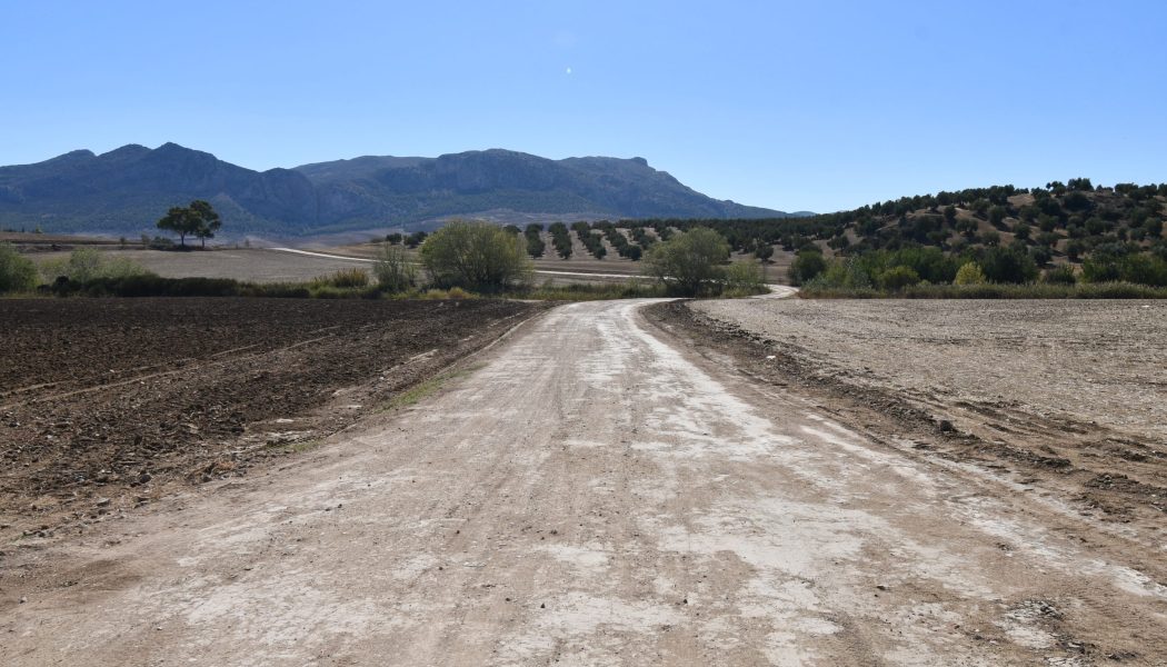 Cañete La Real ejecuta mejoras en sus caminos rurales