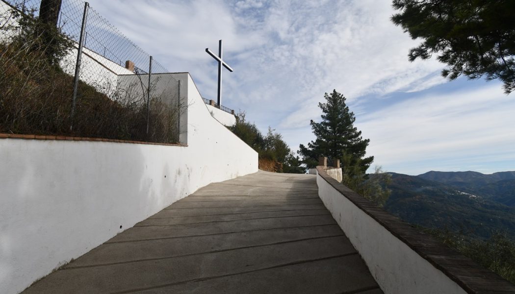 Algatocín realiza mejoras en camino del depósito y la ermita