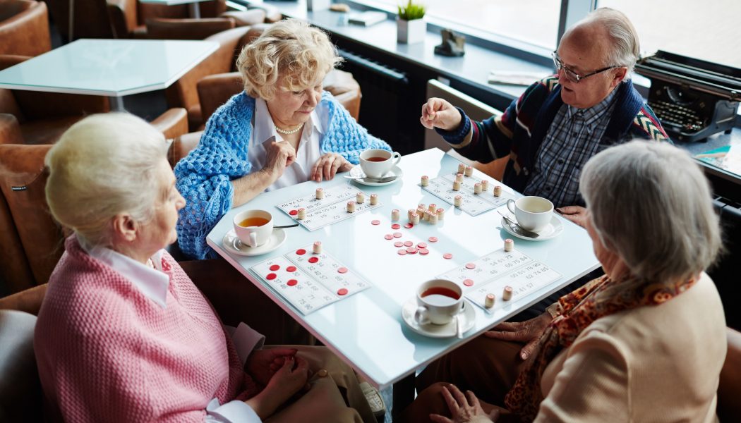 Más de la mitad de los mayores de 55 años en España ayuda económicamente a su familia