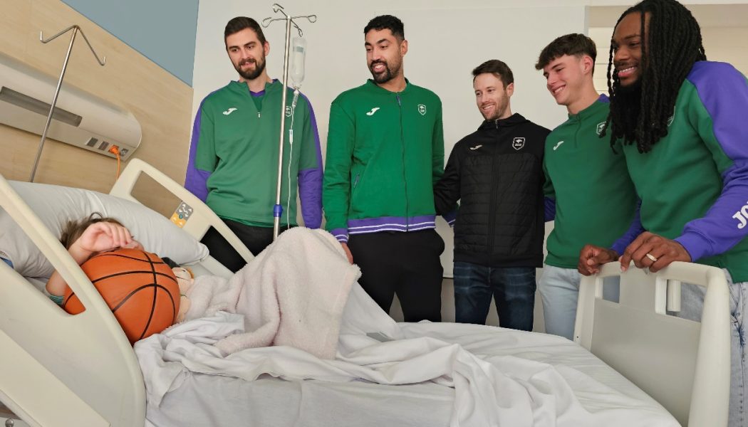 Los jugadores del Unicaja Baloncesto visitan a los pacientes del Hospital Quirónsalud Málaga