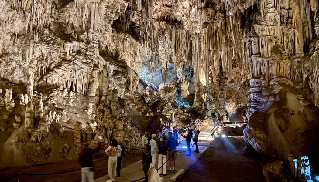 Descubrimos la enorme riqueza natural y patrimonial de la Cueva de Nerja