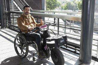 Usuario de silla de ruedas crea dispositivo de transporte sostenible para personas con movilidad reducida.