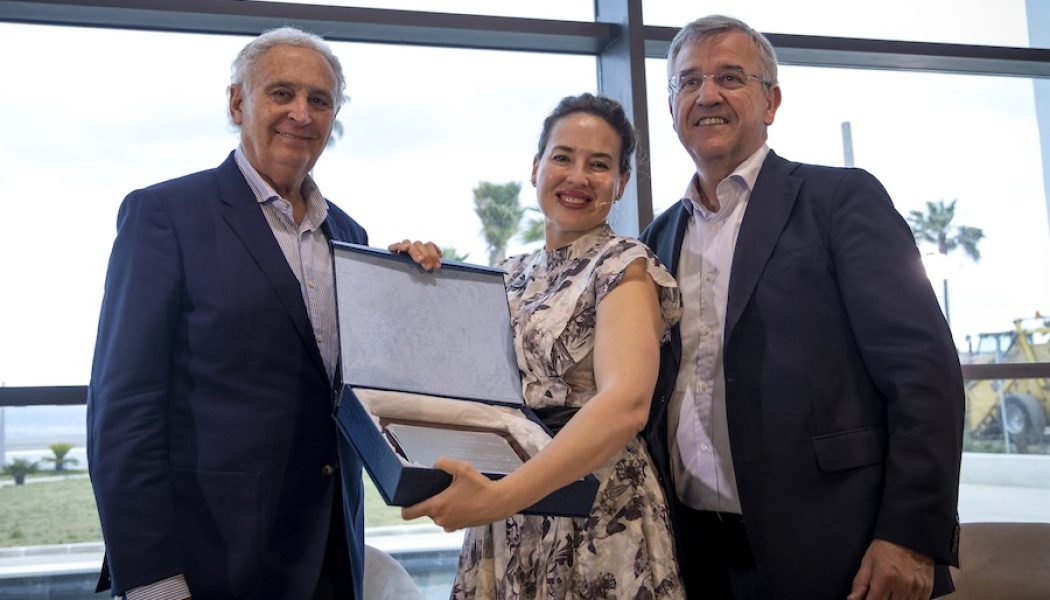 La escritora Marina Perezagua recibe el III Premio de Novela Ciudad de Estepona por ‘La playa’