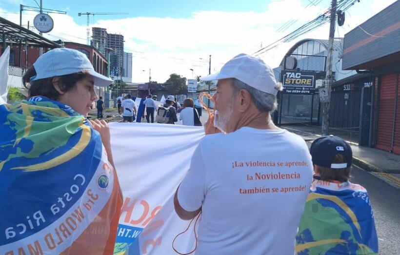 Concluye La 3ª Marcha Mundial en San José, Costa Rica 6 Yendo al acto