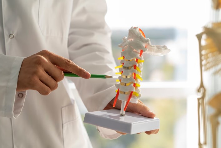 ¿Qué hacer si tengo osteoporosis en la columna? osteoporosis imagen Freepik