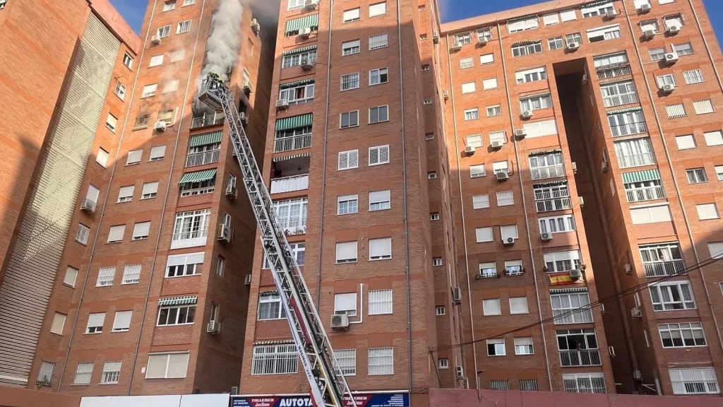 Muere un hombre y una mujer herida en el incendio de un piso en la capital piso quemandose en malaga 121f
