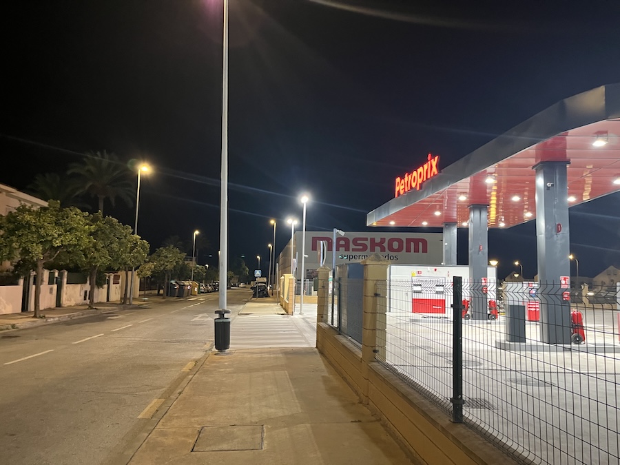 Vecinos de Churriana denuncian contaminación lumínica de una gasolinera en Málaga 1 IMG 5155 1