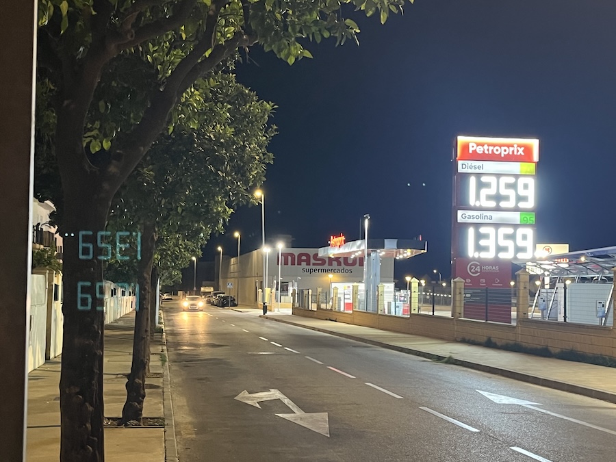 Vecinos de Churriana denuncian contaminación lumínica de una gasolinera en Málaga 2 IMG 5157